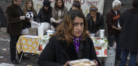 Ausgabe von Essen in einer Suppenküche in Athen (20.1.2015)