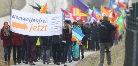 Für die Abschaffung aller Atomwaffen und das Ende aller Kriege: ...