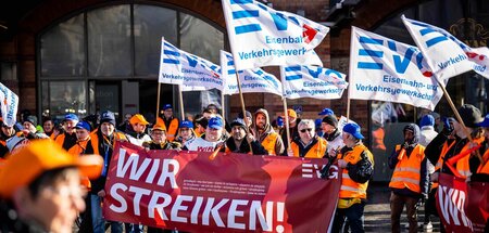 Die Eisenbahn- und Verkehrsgewerkschaft mit Streikaktion vor dem...