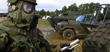 Portugiesischer Soldat in ABC-Schutzkleidung misst radioaktive S...
