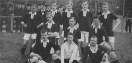 Ein junger Mann von 17 Jahren: Max Kulik (hinten, 3. v. l.) in d...