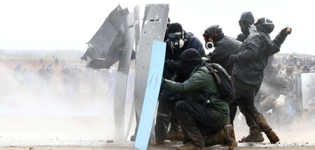 Im Tränengasnebel: Umweltschützer des Bündnisses »Bassines non m...