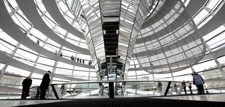 Besucher in der Kuppel des Reichstagsgebäudes in Berlin