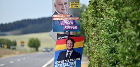 Schnell vorbei: Plakate der Stichwahlkonkurrenten an der Bundess...