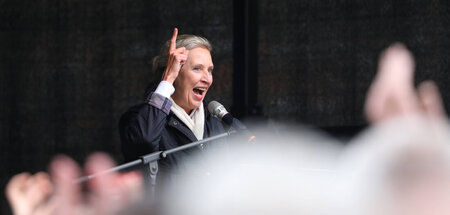 Keine Silbe zu Hochrüstung, Waffenlieferungen und Krieg an der S... Keine Silbe zu Hochrüstung, Waffenlieferungen und Krieg an der S...