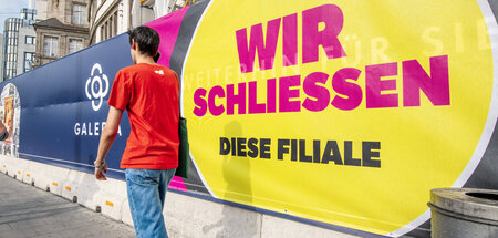 Die Zukunft steht in großen Lettern auf überlangen Transparenten...