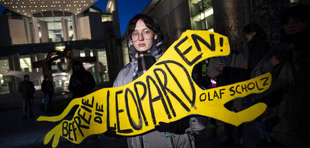 Befreiung neu gedacht: Demonstrantin fordert vor dem Kanzleramt ...