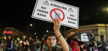 »Achtung, kein Trinkwasser«: Demonstration gegen Wasserknappheit...