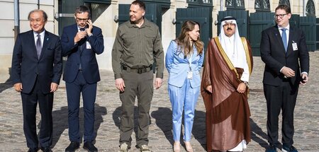 Teilnehmer des diplomatischen Treffens vor einem Gebäude des dän...