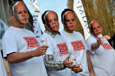 Haste mal ’n Euro? Daimler-Beschäftigte mit Zetsche-Masken bette...