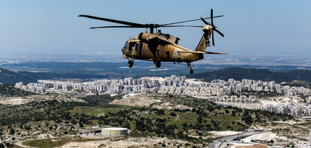 Militär bewacht illegale Siedlung: Hubschrauber der israelischen... Militär bewacht illegale Siedlung: Hubschrauber der israelischen...