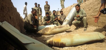 Tödliche Fracht: Iranische Soldaten neben irakischen Bomben im I... Tödliche Fracht: Iranische Soldaten neben irakischen Bomben im I...