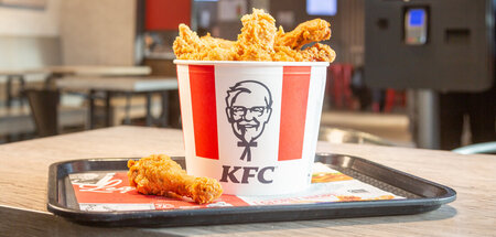 Unverkennbar Bronstein: Essen aus dem Eimer in einer KFC-Filiale Unverkennbar Bronstein: Essen aus dem Eimer in einer KFC-Filiale