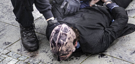 Staatsmacht aktiv: Protestler am Boden fixiert mittels Schmerzgr... Staatsmacht aktiv: Protestler am Boden fixiert mittels Schmerzgr...