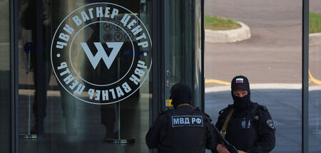 Russische Strafverfolgungsbeamte stehen Wache vor dem »PMC Wagne... Russische Strafverfolgungsbeamte stehen Wache vor dem »PMC Wagne...
