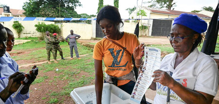 Wahlhelfer beim Stimmenzählen (Freetown, 24.6.2023) Wahlhelfer beim Stimmenzählen (Freetown, 24.6.2023)
