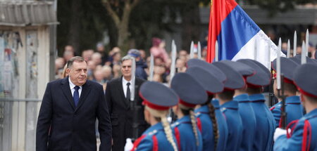 Gegen die Verfassung: Präsident Dodik (l.) feiert verbotenen Ser... Gegen die Verfassung: Präsident Dodik (l.) feiert verbotenen Ser...