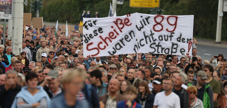 Was denn nun? Teilnehmer einer rechten Kundgebung in Plauen feie... Was denn nun? Teilnehmer einer rechten Kundgebung in Plauen feie...