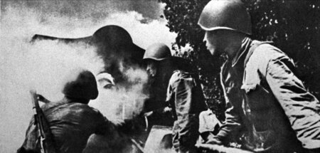 Soldaten der Roten Armee an einer Haubitze während der Schlacht ...
