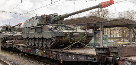 Panzerhaubitzen auf einem Zug am Tübinger Hauptbahnhof (4.2.2023...