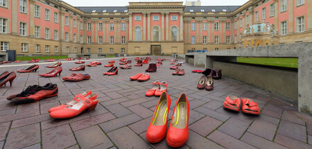 117 Paar Schuhe am Internationalen Tag gegen Gewalt an Frauen st...