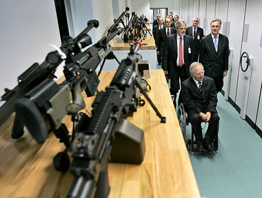Der Minister bei der Inspektion der Waffenkammer des BKA in Wies... Der Minister bei der Inspektion der Waffenkammer des BKA in Wies...