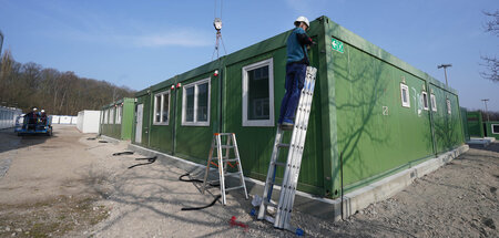 Wohncontainer für Geflüchtete aus der Ukraine an der Schnackenbu...