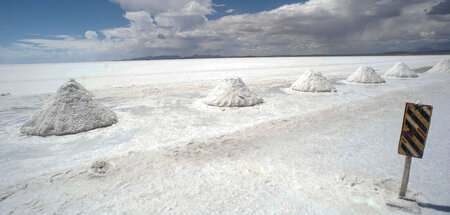 In der bolivianischen Salzwüste »Salar de Uyuni« lagern die größ...