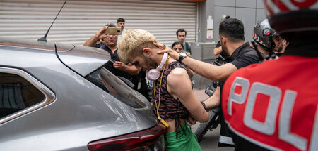 Mit Gewalt versucht die türkische Polizei einen Pridemarsch in I...