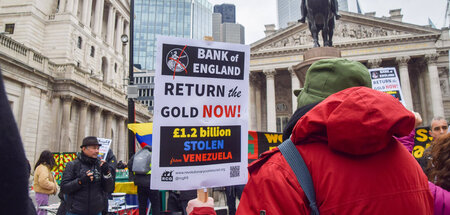 »Gebt das Gold zurück, jetzt!« Protest vor der Bank of England (... »Gebt das Gold zurück, jetzt!« Protest vor der Bank of England (...