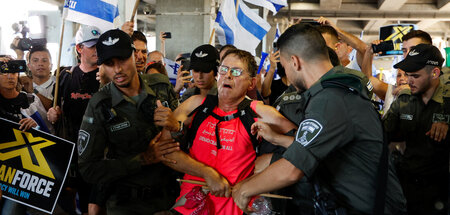 Handgemenge am Flughafen in Tel Aviv: Einsatzkräfte gehen gegen ... Handgemenge am Flughafen in Tel Aviv: Einsatzkräfte gehen gegen ...