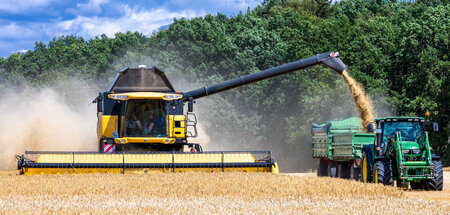 Hagenow: Ein Landwirt erntet mit seinem Mähdrescher Wintergerste