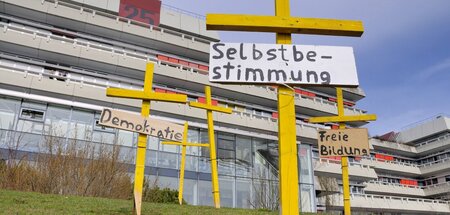 Protestkreuze von Studierenden vor der Uni von Ulm Protestkreuze von Studierenden vor der Uni von Ulm