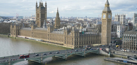 Sanft fließende Themse am Westminsterpalast