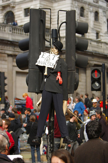 Proteste gegen den G-20-Gipfel am 1. April in London. Durch die ... Proteste gegen den G-20-Gipfel am 1. April in London. Durch die ...