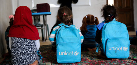 Abhängig gehalten von Hilfe: Grundschule in Sahara, ausgestattet... Abhängig gehalten von Hilfe: Grundschule in Sahara, ausgestattet...