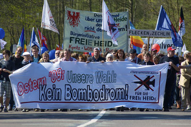Nein zum Bundeswehrübungsplatz – Demonstration in Fretzdorf am S... Nein zum Bundeswehrübungsplatz – Demonstration in Fretzdorf am S...