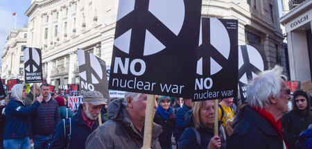 Derweil »modernisieren« die Atommächte ihre Arsenale: Demonstrat...