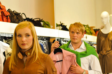 »Blondiert, gefönt, den Pulli leger um die Schultern – Frank Knö...