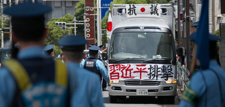 Rechte demonstrieren nahe der chinesischen Botschaft in Tokio (4...