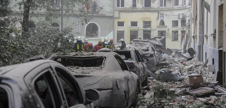 Suche nach Opfern: Vor dem zerstörten Gebäude im westukrainische...