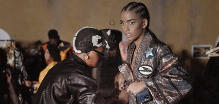 African Styles: Designerin Selly Raby Kane (l.) mit einem Model ...