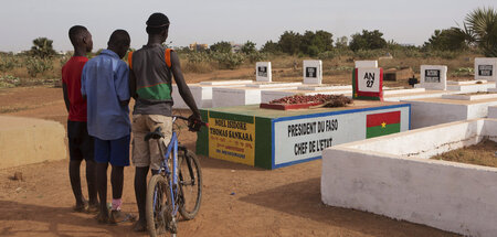Menschen am Grab von Thomas Sankara in Ouagadougou (25.11.2014)