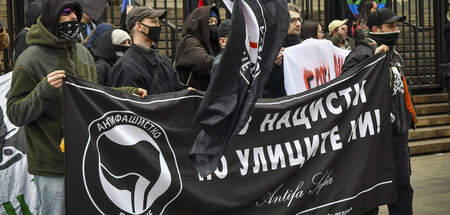 Antifaschisten protestieren gegen den jährlichen Aufmarsch zur E...