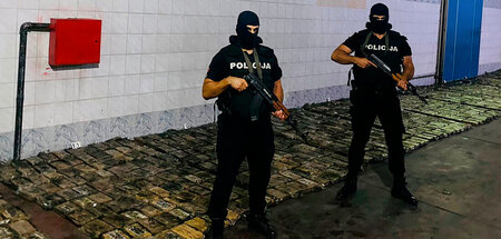 Zwei Polizisten stehen vor dem Drogenfund Wache (Montenegro, Pod...