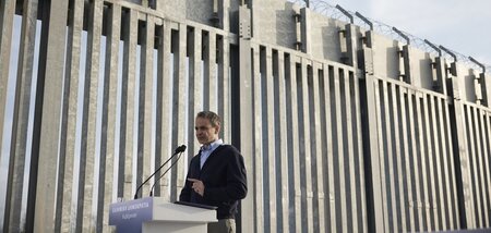 Immer länger und höher: Premier Mitsotakis posiert vor dem Grenz...