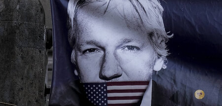 Installation von Aktivisten für die Freiheit von Assange in Neap...