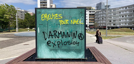 »Unruhen für Nahel, Explosion für Darmanin«: Graffito in Nanterr...