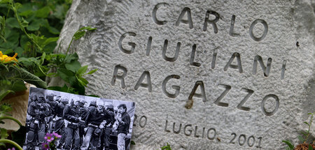 Unvergessen: Gedenkstein für den ermordeten Carlo Giuliani auf ... Unvergessen: Gedenkstein für den ermordeten Carlo Giuliani auf ...
