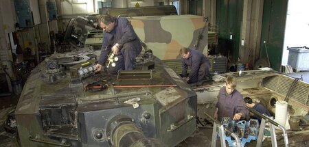 Umkämpfter Job: Elektriker arbeiten an einem Panzer des Typs »Le...
